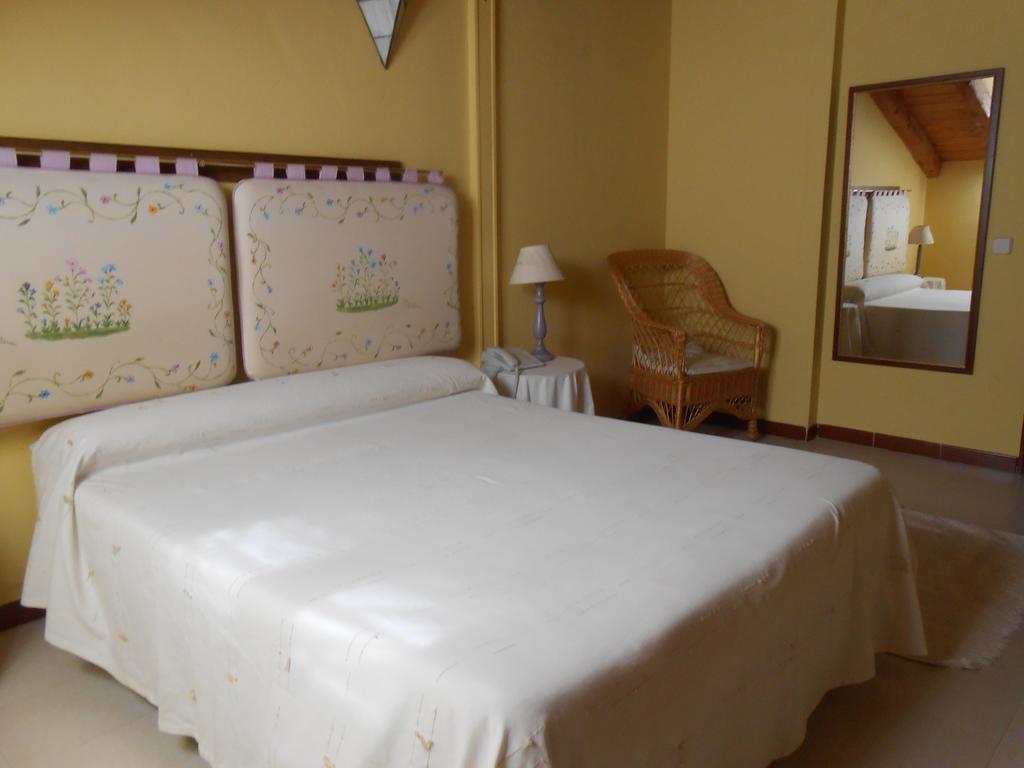 Hostal Burgos Torrecaballeros Room photo